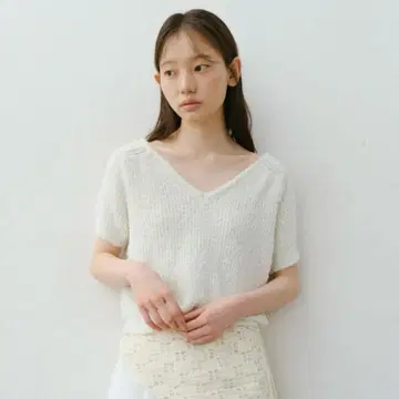 MUSINSA URAGO Boucle V-neck half knit