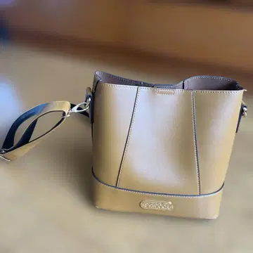 OUTDOOR PRODUCTS 숄더백 카멜