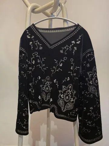 Freada 블랙 벨벳 긴팔 셔츠