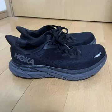 HOKA 블랙 스니커즈