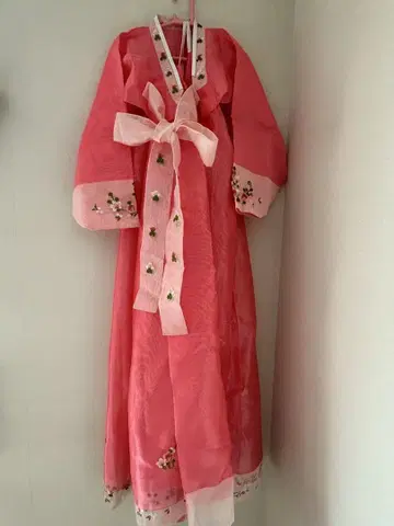 치마저고리 핑크색 자수 장식 한복