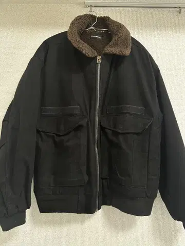 퍼 카라 부착 블랙 아우터 자켓