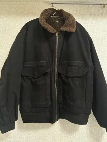 퍼 카라 부착 블랙 아우터 자켓