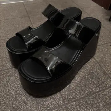 UNIF platform sandals