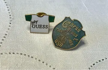 baby GUESS & Guess Jeans 핀 배지 세트 앤티크