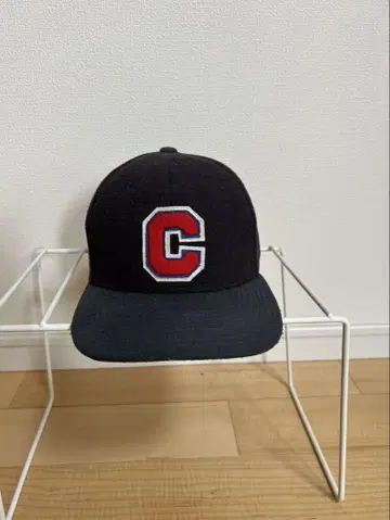 C 자수 장식 블랙 캡