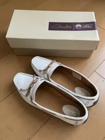 Clarks 화이트 모카신