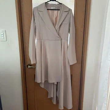 비대칭 베이지 코트