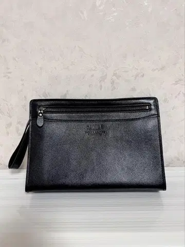 [ 미사용 새상품 ] SADDLE 블랙 가죽 클러치백 KBN25884