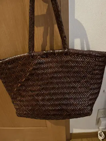 다크 브라운 바스켓 토트백 가죽 뜨개질