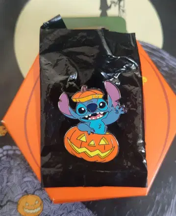 디즈니 스토어 할로윈 시크릿 핀 배지 스티치
