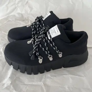 새상품 ORPHIC 통굽 블랙 스니커즈 Vibram 밑창