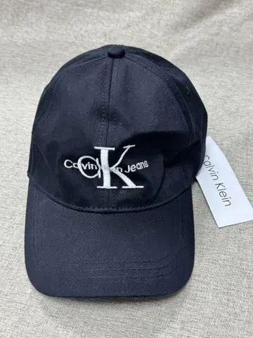 Calvin Klein 블랙 야구 모자