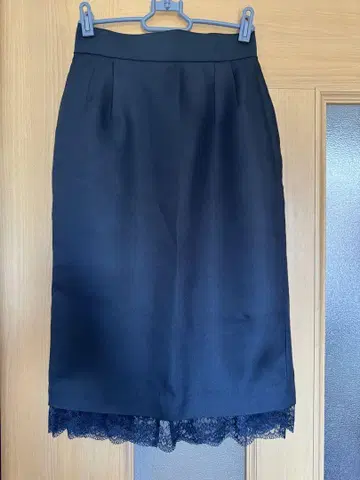THE SURREY 블랙 레이스 밑단 타이트 스커트 택 없음