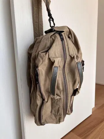 BAGGY PORT 베이지 숄더백 봉삭