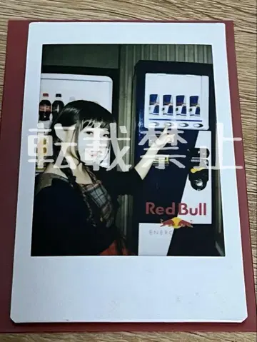 아이나 지 엔드 레드불 자판기 앞 폴라로이드