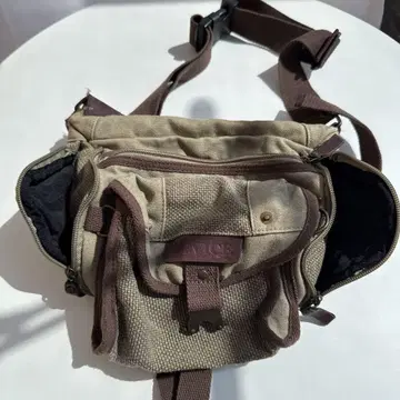 DEVICE 숄더백 카키