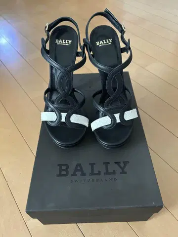 BALLY 블랙 화이트 하이힐 샌들