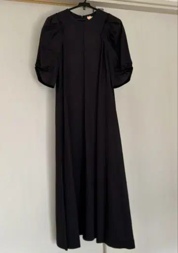 ebure 퍼프 슬리브 롱 원피스 차콜