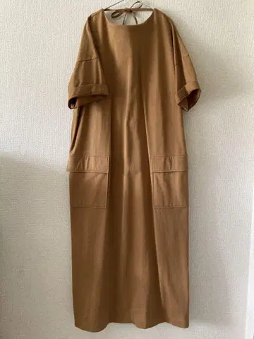 일리안 로브 브라운 포켓 부착 롱 원피스