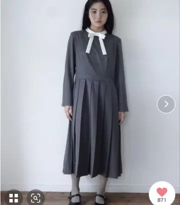 FEKETE 바이컬러 리본 플리츠 원피스