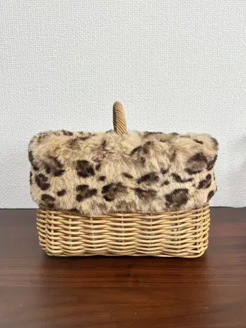 NINe 퍼 포함 라탄 바스켓백 사에코 착용