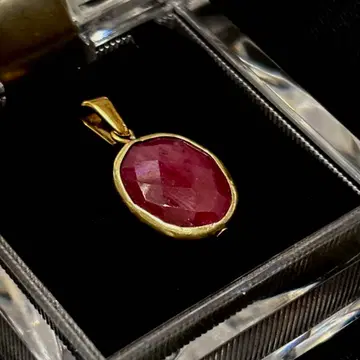 대형 루비 펜던트 탑