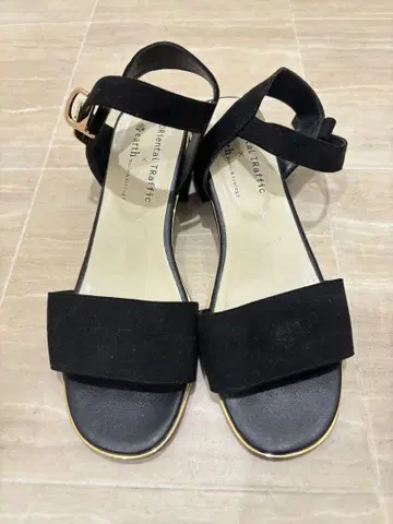블랙 스웨이드 스트랩 샌들