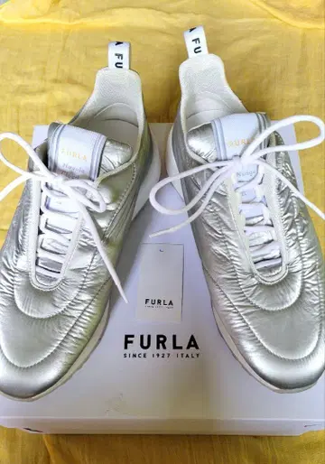 FURLA 실버 스니커즈