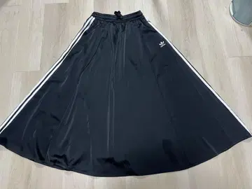 adidas 블랙 플레어 스커트