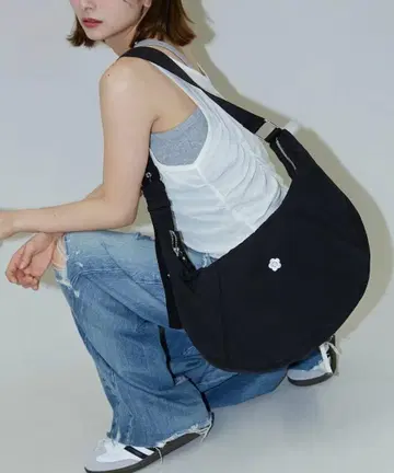 [ 새상품 ] MARY QUANT 원포인트 자수 나일론 숄더백 블랙