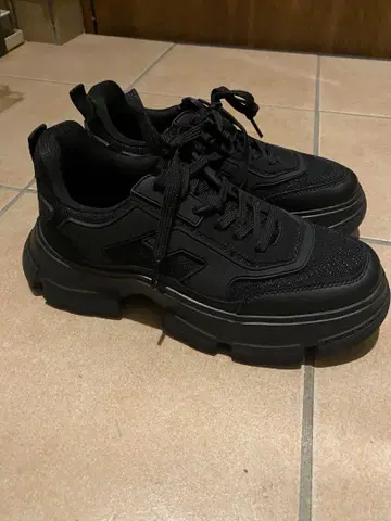ZARA 통굽 블랙 스니커즈