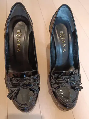 DIANA 블랙 에나멜 펌프스