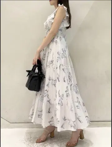 프릴 달린 꽃무늬 슬리브리스 롱 원피스