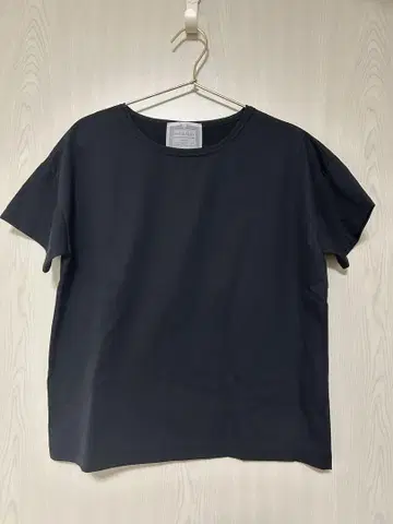 BEARDSLEY 블랙 반팔 티셔츠