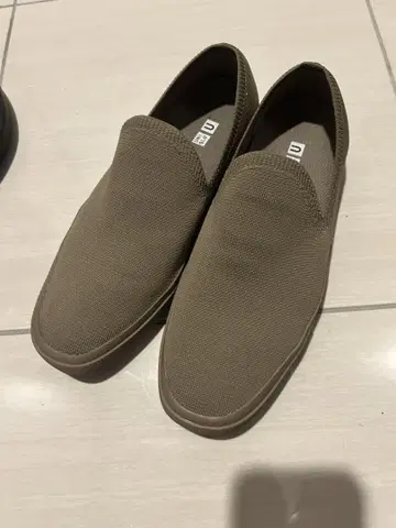 UNIQLO U 카키 베이지 슬립온 신발