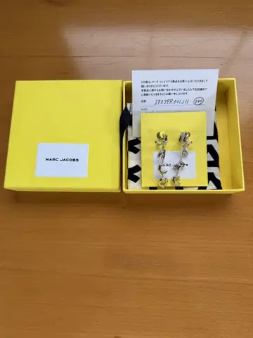 MARC JACOBS 참 포함 귀걸이
