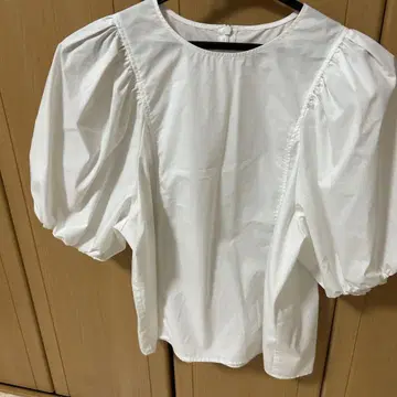 화이트 퍼프 슬리브 셔츠