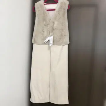 택 포함 새상품 베이지 아크릴 혼방 베스트