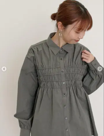 사만사 모스모스 패턴 모듬 셔링 셔츠 차콜 그레이