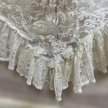 사에라 히스클로네 스톨 프릴 꽃 모티브 부착