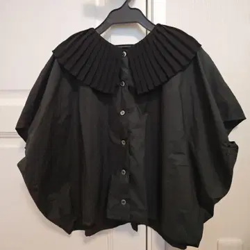 미즈이로 인드 플리츠 칼라 셔츠 블랙