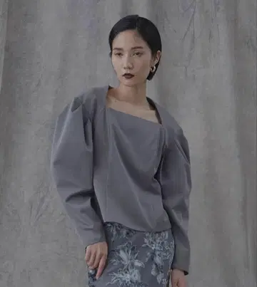 [ 새상품급 ] yae 야에 그레이 퍼프 슬리브 셔츠