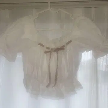 화이트 프릴 리본 반팔 블라우스