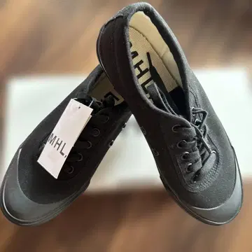 MHL. 블랙 스니커즈