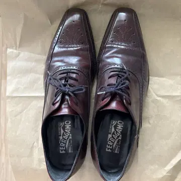 Ferragamo 다크 브라운 드레스 슈즈