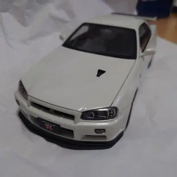 오토아트 GT-R R34 1/18 스케일 모델 화이트