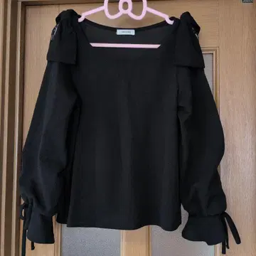 INGNI 나시폰 어깨 리본 소매 트임 TOPs
