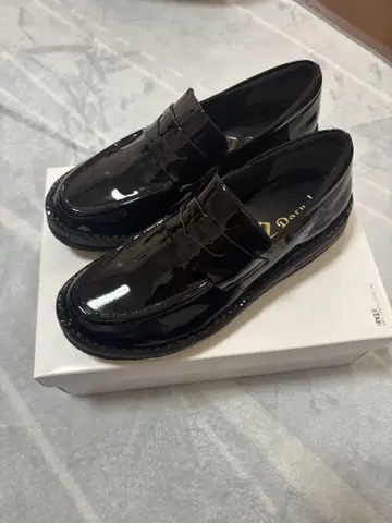 [ 미사용 새상품 ] 돌체 소가죽 스티치 다운 로퍼 23.5cm