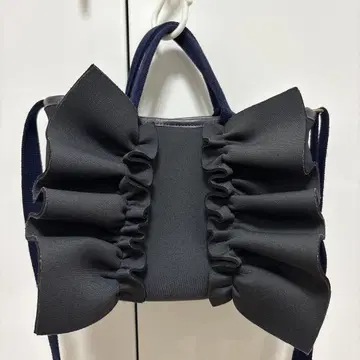 랩쳐 프릴 장식 다크 그레이 토트백